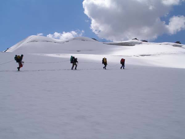 Исходный снимок Первая связка подходит к седловине перевала Иссык-Ата