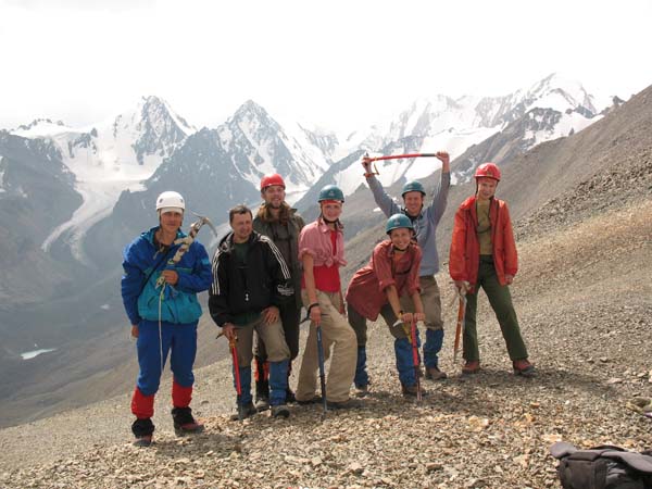 Исходный снимок Группа на седловине перевала Школы горных инструкторов