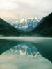 Отражение гор в утреннем зеркале Нижнешавлинского озера