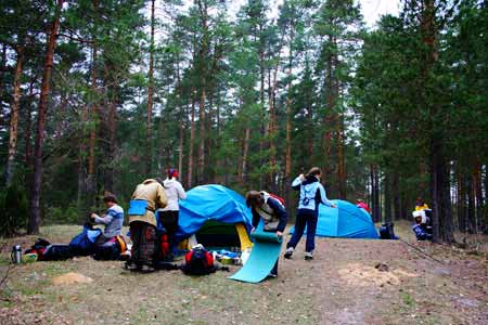 Wenn viele Menschen gehen in die Wanderung dann stellen sie viele Zelte auf
