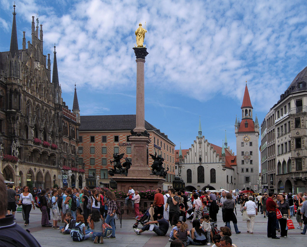 Туристы на площади Мариенплац