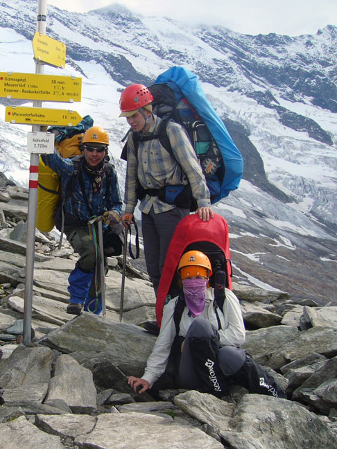 Указатель направления и высоты на седловине перевала в Альпах