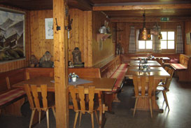 Общая столовая в большом туристском приюте в Альпах