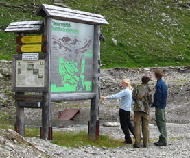 Информационный стенд на туристской тропе в Альпах