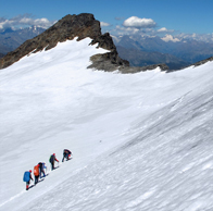 Подъем на перевал в горном походе в Альпы