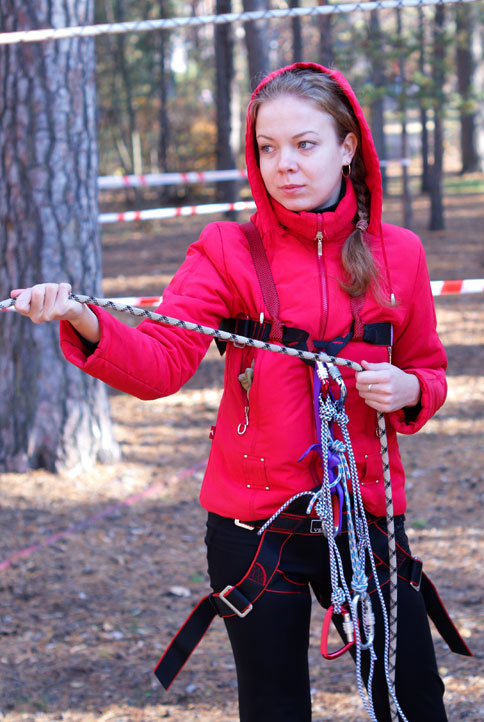 Участница команды Т5 Марина Сарычева на навесной переправе