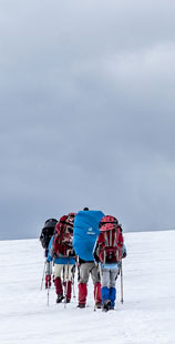 Туристы на леднике Фолгефонна в Норвегии