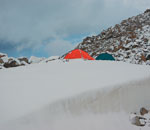 Ночной снегопад засыпал палатки