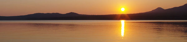 Закат над хребтом Зюрат и озером Зюраткуль