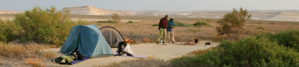 Туристский бивак в песках пустыни