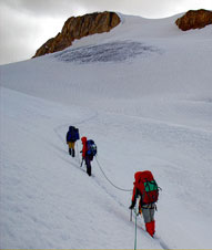 Подъем на седловину перевала в Фанских горах Памиро-Алая
