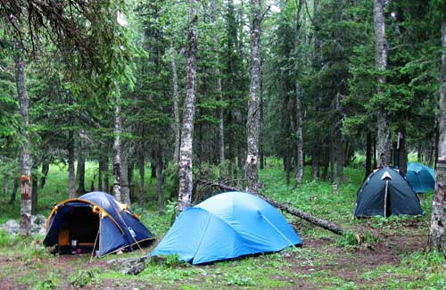 Семейный лагерь, народу мало палаток много
