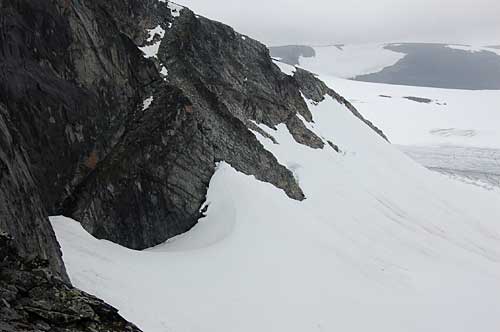 Заснеженные скалы главной вершины Норвегии