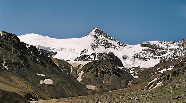 Горы вблизи базового лагеря Плато мулов под Аконкагуа
