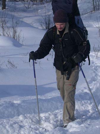 Мужчина с рюкзаком на лыжах