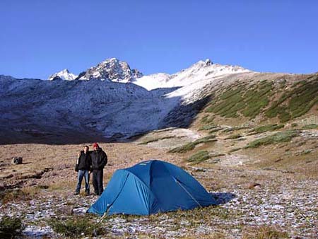 Двое за палаткой, на память о горах
