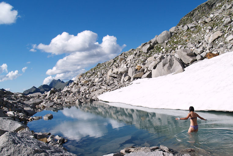 Купание в ледниковом озере в Альпах на подходе к перевалу Зонблик-Шарте