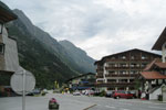 Вид на Альпийский городок у дороги