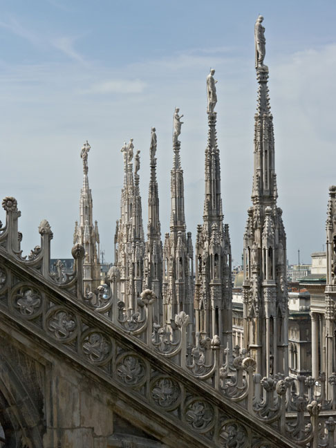 Мраморные скульптуры на кровле Миланского собора