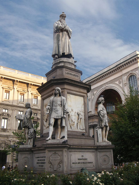 Памятник Леонардо да Винчи в центре площади Ла Скала в Милане