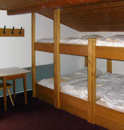 Двухярусные кровати в альпийском приюте