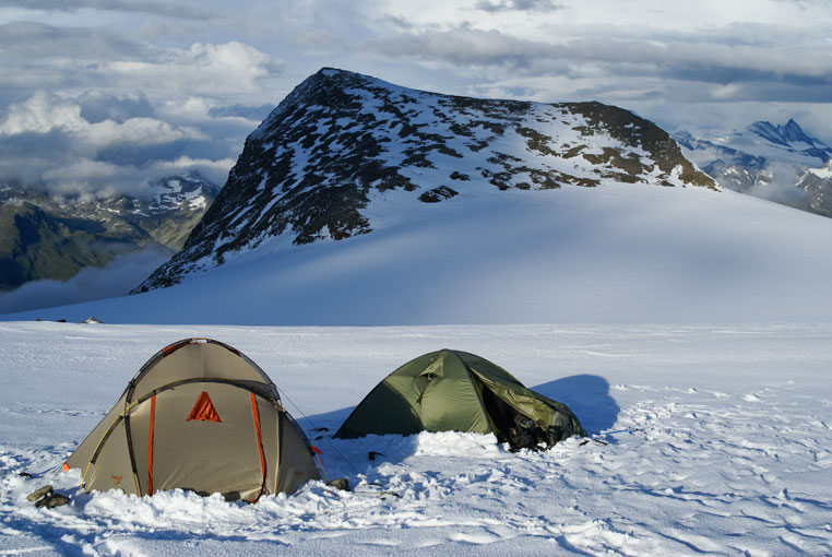 Бивак на ледовом плато у вершины Кристальванд