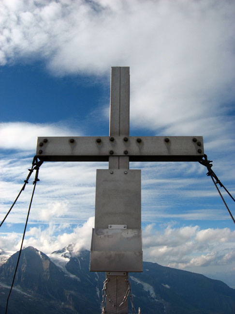 Крест устанавливаемый на вершинах и перевалах в Восточных Альпах