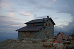 Палаточный лагерь у альпийской хижины Пирукка в Пеннинских Альпах