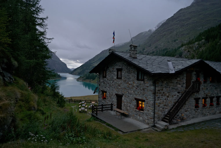 Туристский приют Прарайе на озере Плас-Мулен в Итальянских Альпах