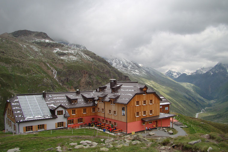 Туристский приют Ташаххаус у выхода на ледник Ташахфернер в Эцтальских Альпах