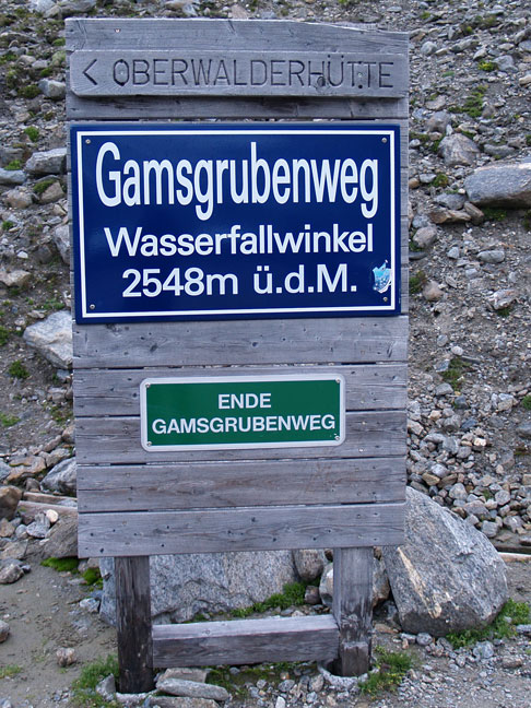 Информационный щит на туристской тропе в Австрийских Альпах