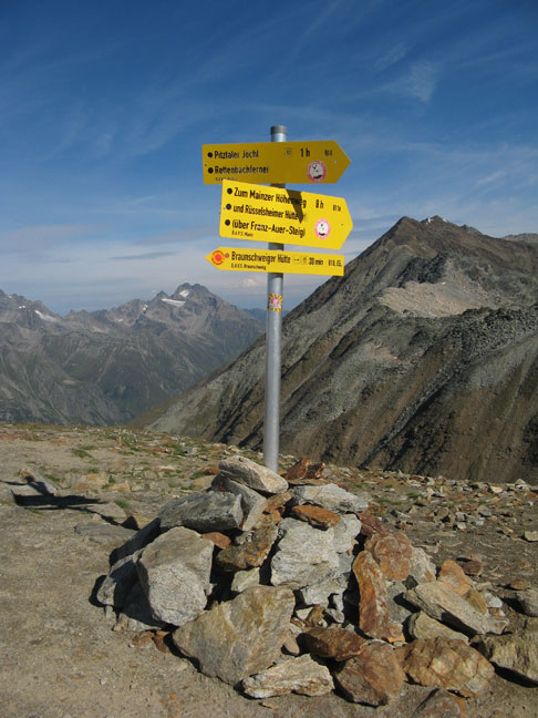 Указатель на маркированной туристской тропе в Эцтальских Альпах