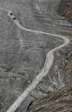 Дорога для карьерных самосвалов на леднике в Эцтальских Альпах