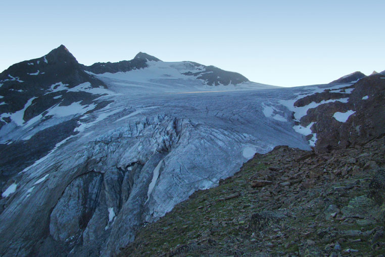 Язык ледника Кессельвандфернер в хребте Вайскамм Эцтальских Альп