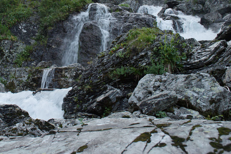 Водопады на реках Араданского хребта в Запаном Саяне