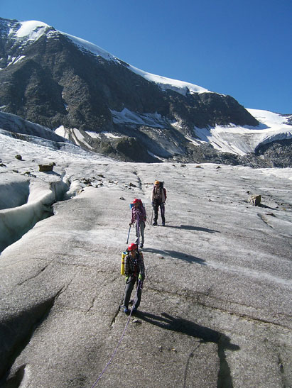В средней части ледника Ташахфернер в Эцтальских Альпах