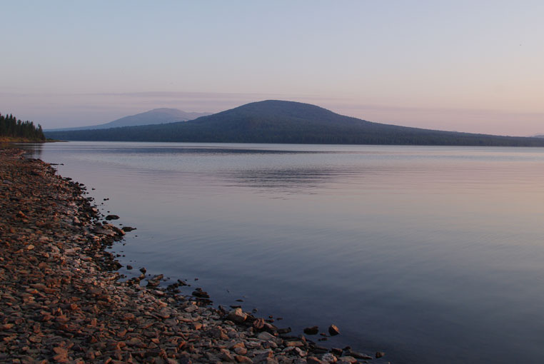 Вид на хребет Нукаш с Каменного мыса на озере Зюраткуль
