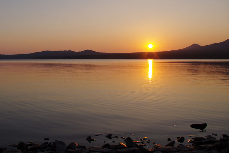 Закат над озером Зюраткуль вид с Каменного мыса