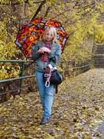 Девушка под зонтом с карабинами и репшнурами