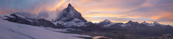 Walliser Alpen Spitze des Matterhorns im Morgengrauen