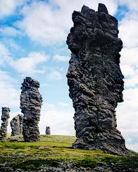 Каменные братья на вершине горы Мань-Пупы-Ньер