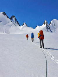 Связка горных туристов на леднике в Джунгарии