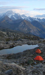 Camp auf einem Gletscher in einer Bergwanderung in den Alpen
