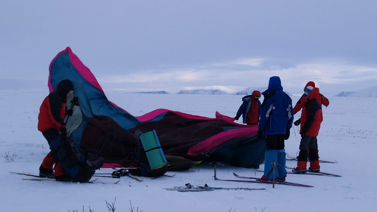 Установка палатки на ветру в тундре Полярного Урала