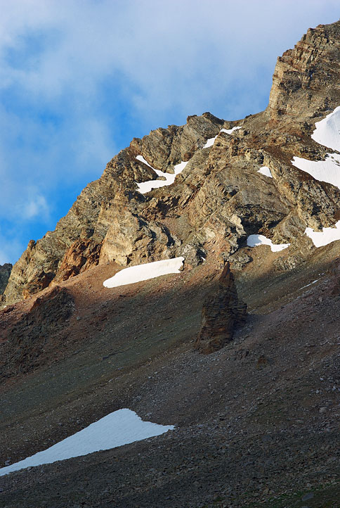 Скалы-останцы на склоне перевала Киргизского хребта