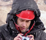 Участник группы со своим фотоаппаратом в снегопад