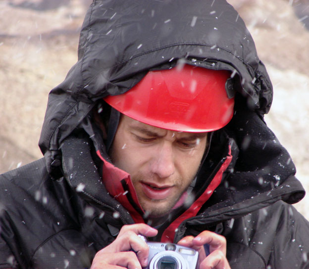 Кирилл со своим фотоаппаратом во время снегопада
