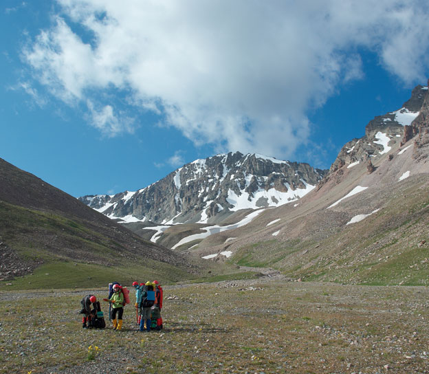Группа Александра Лукова перед входом в горы