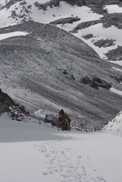 Подъем на перевал в Киргизском хребте после снегопада