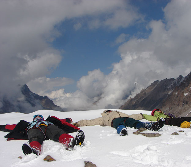 Уставшие участники на седловине первого перевала в Киргизском хребте